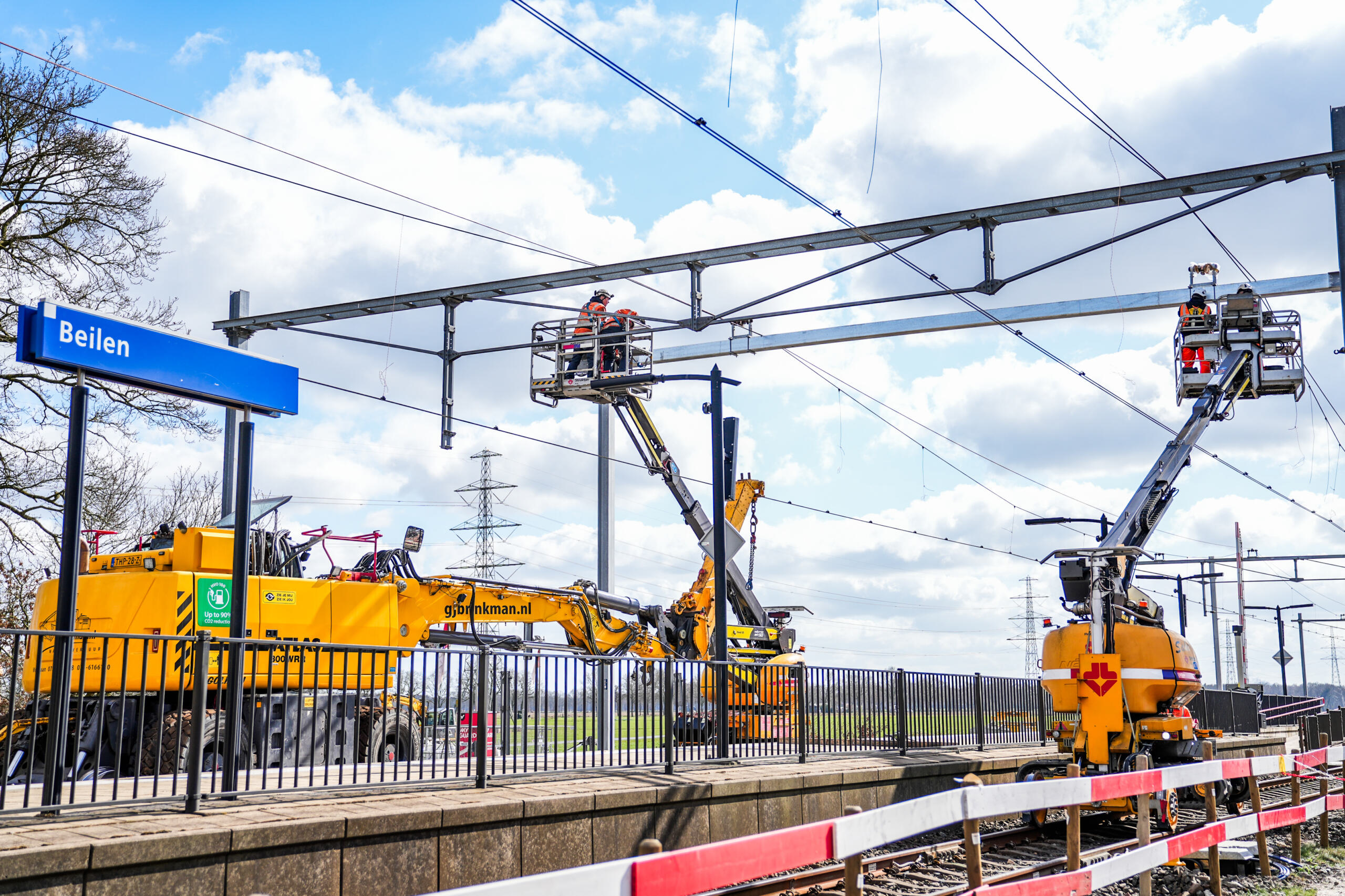 (IN BEELD) Start werkzaamheden op spoor tussen Assen en Hoogeveen